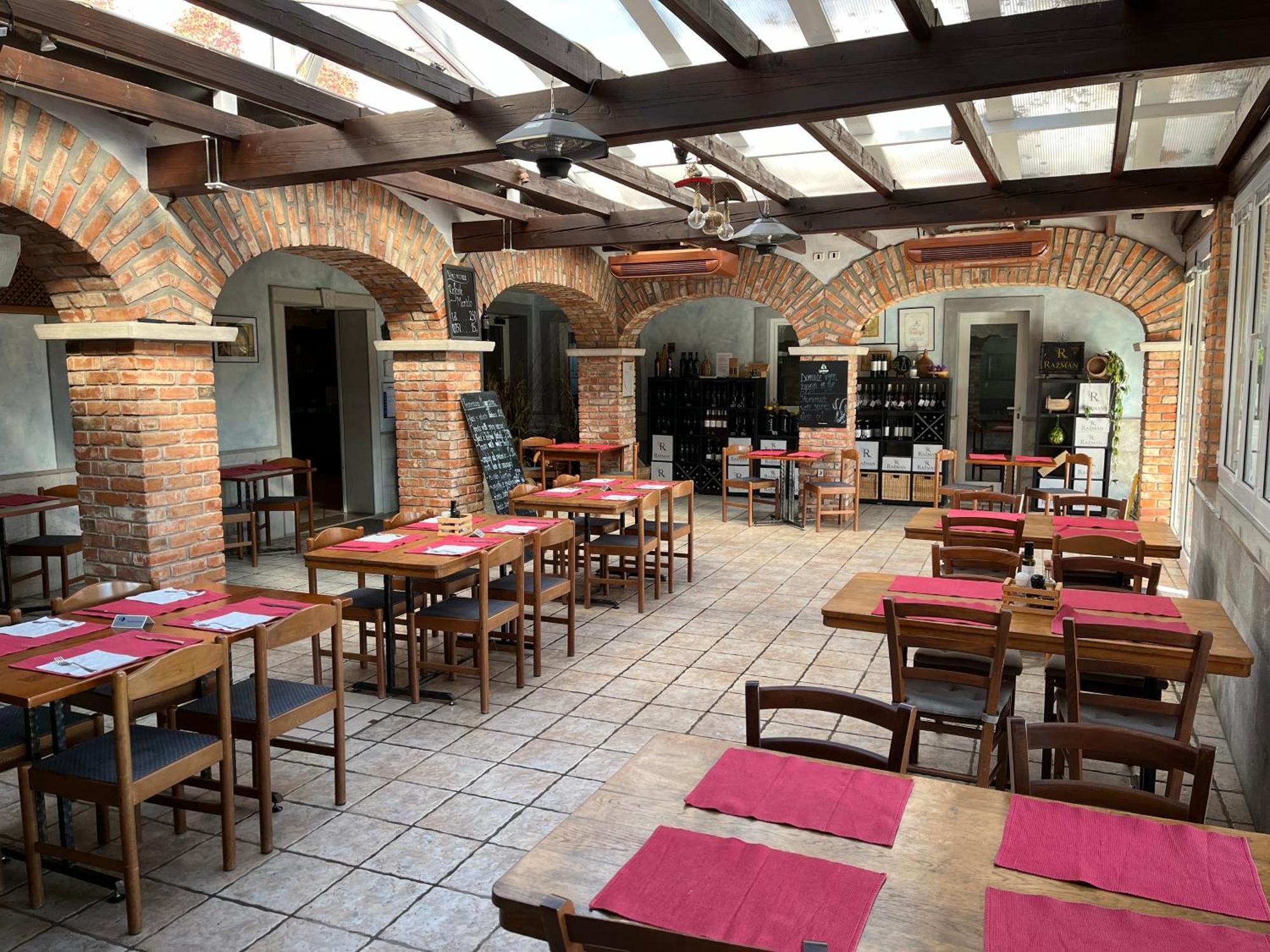 Razman Wine Rooms Gracisce Ngoại thất bức ảnh